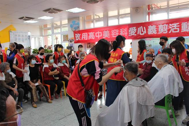 致用高中美容科昨日舉辦歲末寒冬送暖「愛心義剪」社區巡迴服務。（致用高中提供）
