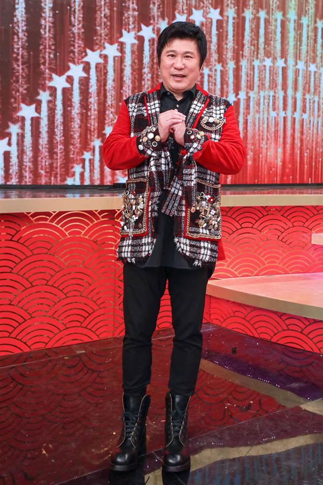 胡瓜盛裝出席錄除夕過年特別節目《民視第一發發發》。（民視提供）