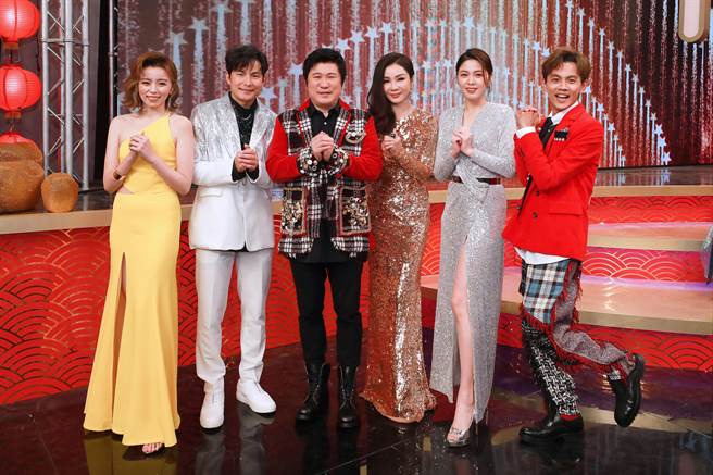 王瞳（左起）、孫協志、胡瓜、陳美鳳以及阿翔盛裝昨錄民視除夕特別節目。（民視提供）