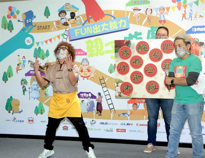 納豆(左)與孩子們玩比手畫腳猜廚藝技法，努力表演沒人猜對反被小兵(右)虧。（公視提供）