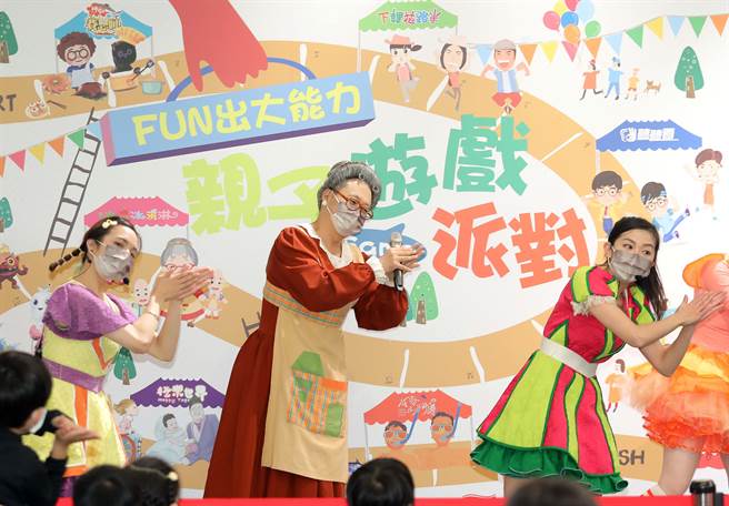 水果奶奶(中)今天現身「公視兒少年度活動」舞台活動，提醒大家別忘防疫基本功，帶動全場孩子學習洗手舞。（公視提供）