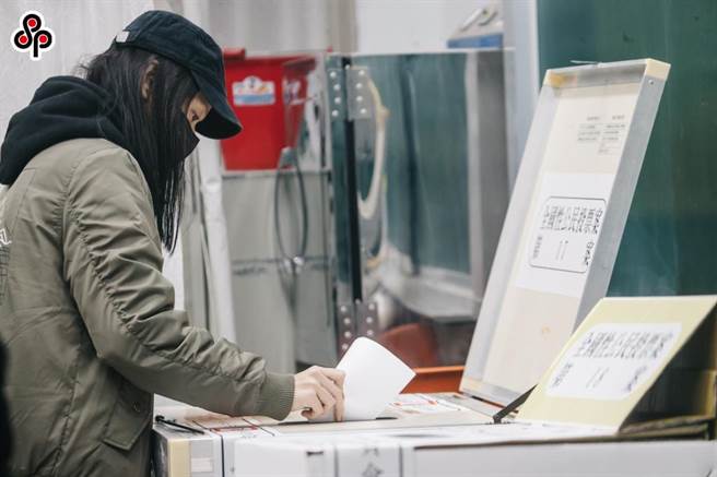 四大公投今(18)日舉行，圖為民眾前往投開票所投票。(本報資料照)