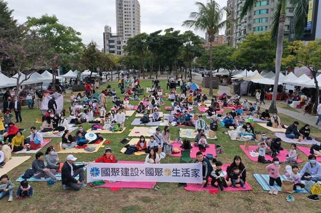 国聚建设为住户打造白色圣诞野餐派对，今日下午在台中美术园道热闹登场。图／曾丽芳