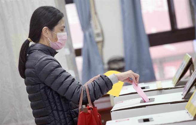 四大公投今（18）日登场，选民前往投票。（范扬光摄）