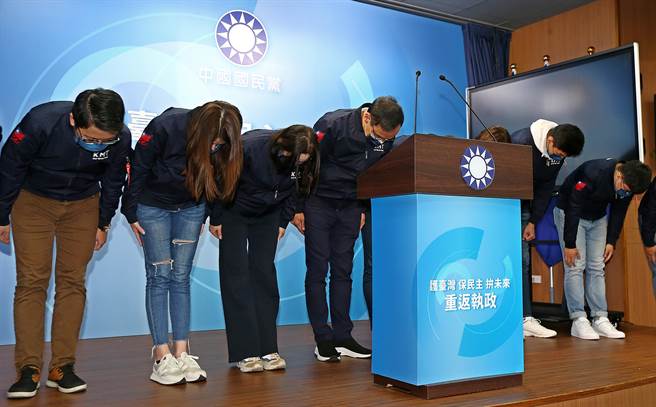 四大公投案18日晚间结果出炉，四项提案「不同意票」皆大于「同意票」，国民党主席朱立伦（中）18日鞠躬表达歉意。（张铠乙摄）