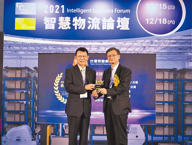 中華電信榮獲第三屆全球物聯網與智慧服務最佳典範金龍獎，由東吳大學校長潘維大（左）頒發獎項予中華電信數據通信分公司智慧聯網處處長戴國欽。圖／中華電信提供