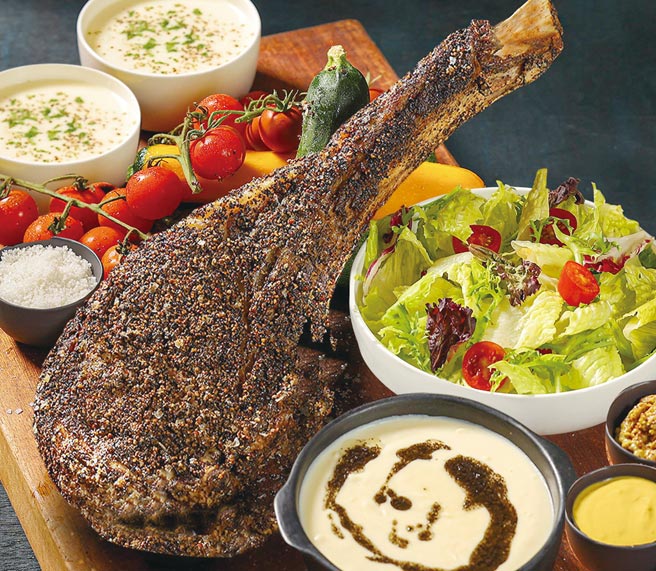 台北晶华酒店以北市餐巴包装设计的「美食猎游包车派对」，在车上可享用战斧牛排等多款晶华着名美食。图／台北晶华酒店