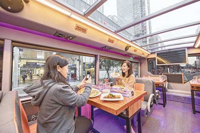 全台唯一双层观光餐厅巴士上，可以尝到台北晶华酒店设计的餐饮美食。图／台北晶华酒店