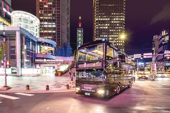 黑色的北市观光双层餐巴上路，台北晶华酒店包车推出不同专案假期。图／台北晶华酒店