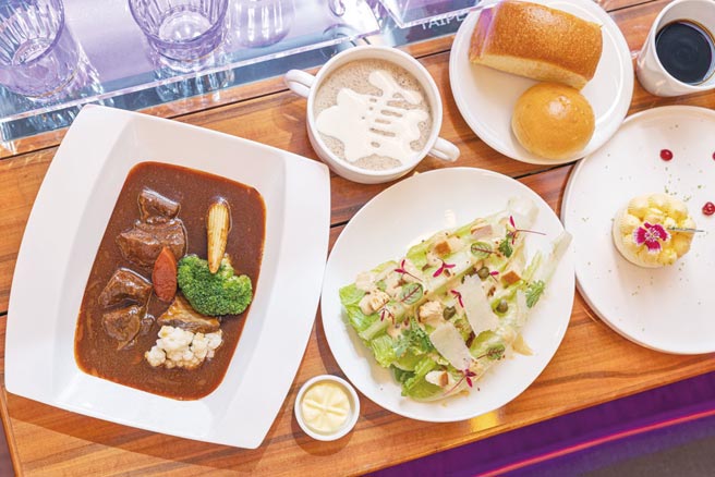 搭乘北市观光餐巴享用「晶华遨游星飨晚宴」套餐，两人成行每人3,990元起。图／台北晶华酒店