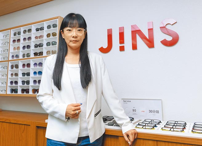 日本JINS Holdings执行董事、台湾总经理邱明琪表示，面对挫折与挑战，要坚信唯有创新突围，才能决胜。图／JINS、王德为