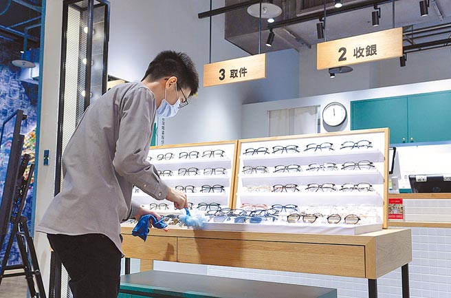 服务员随时注意店面清洁，保持商品整齐陈列。图／JINS、王德为