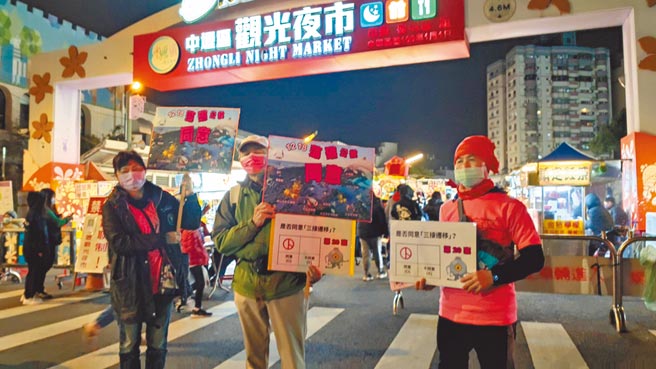 藻礁公投领衔人潘忠政（中）17日在桃园市中坜区新明夜市，呼吁民眾保护藻礁。（赖佑维摄）
