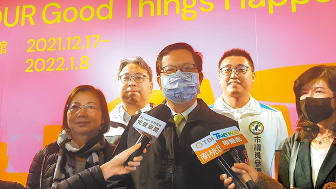 桃园市长郑文灿（中）回应，公布疫情没有晚任何1天，且桃园市府是主动追溯。（陈梦茹摄）