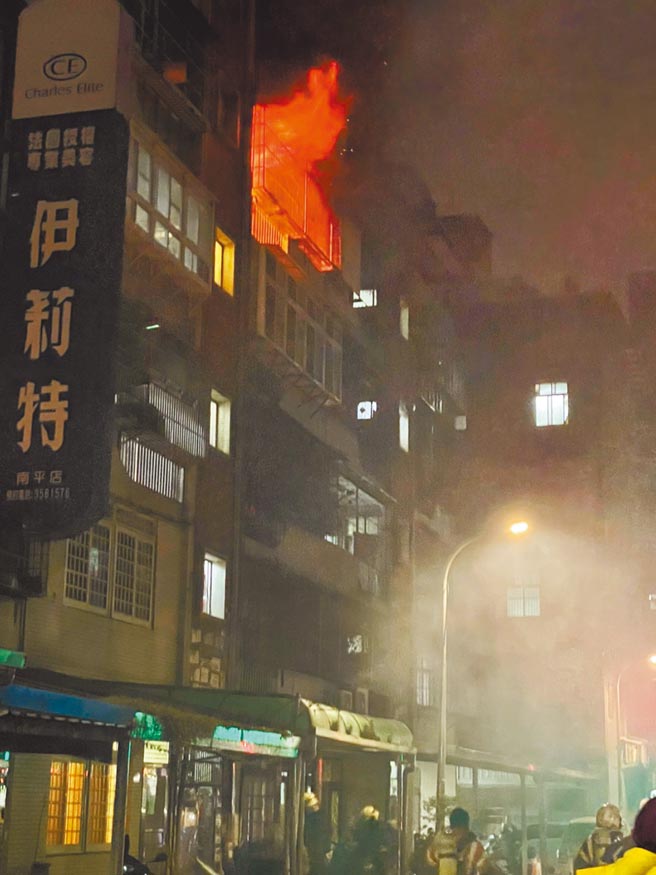 桃园市桃园区南平路17日晚间9时许传出出租套房火警，现场1男死亡，警消漏夜搜索是否还有受困民眾。（读者提供／赖佑维桃园传真）