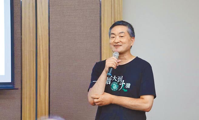 名医孔繁锦涉嫌在诊间性侵、性骚扰女病患，遭新北地检署起诉；他昨态度翻转向检方道歉，并强调会痛改前非、诚心认错。（翻摄孔繁锦脸书／蔡雯如新北传真）