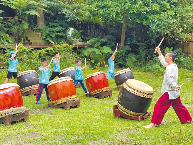 在优人神鼓的导师带领下，濂洞国小「不一鼓队」持续站上舞台发光。（中信文教基金会提供）