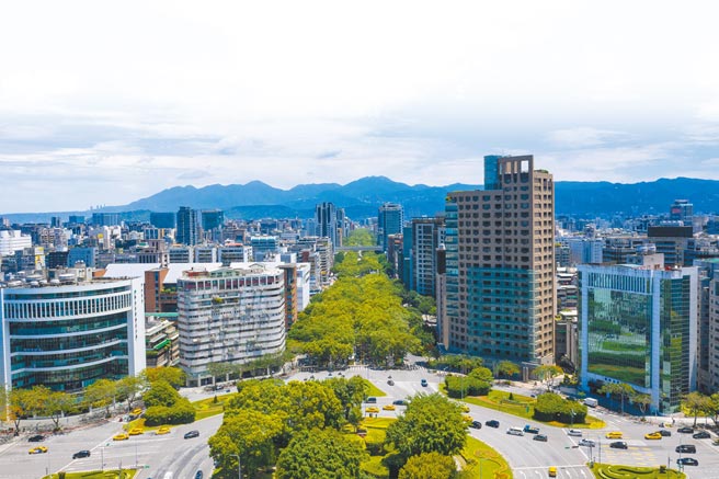 「敦南御所」位在敦化南路郁葱绵长的林荫大道上，基地双面临路、广达653坪。（海悦提供）