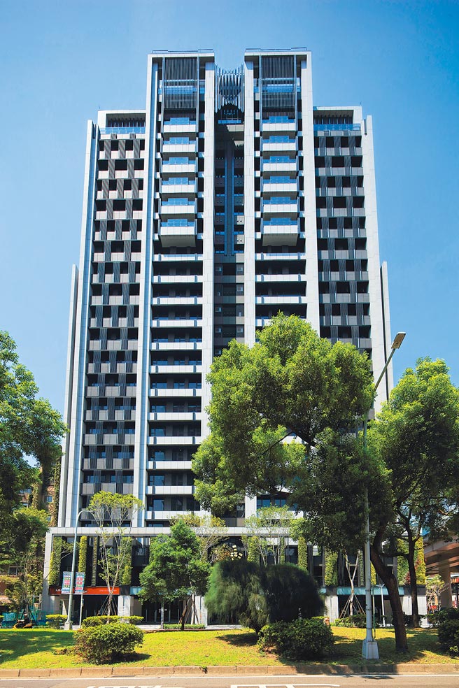 「敦南御所」为23层楼、岗石打造的地标，是上市公司中兴电工首次推出的都更案。（海悦提供）