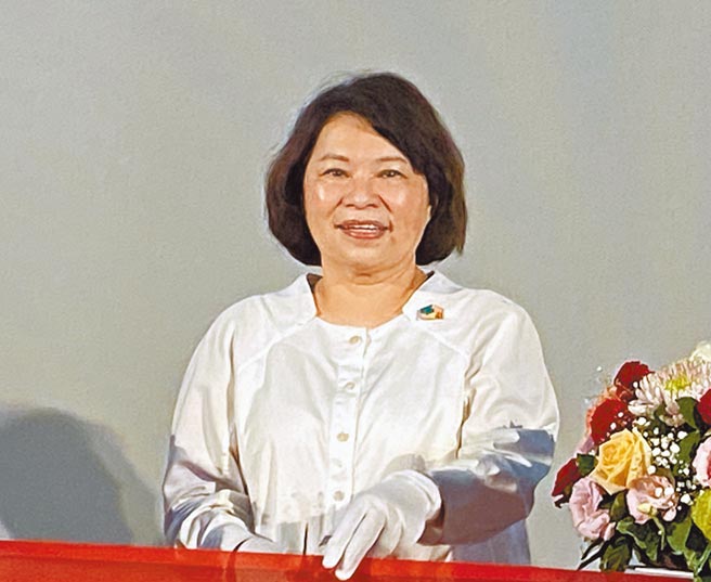 嘉义市长黄敏惠打拚政绩，积极招商引资，17日为新建的影城剪彩。（廖素慧摄）