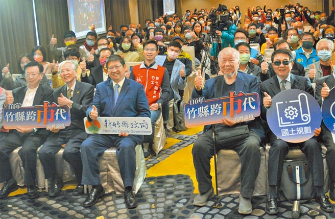 新竹县长杨文科（左三）在公开场合时常以客语、客语俗谚，不仅争取客家人认同，也提倡日常使用客语。（庄旻静摄）