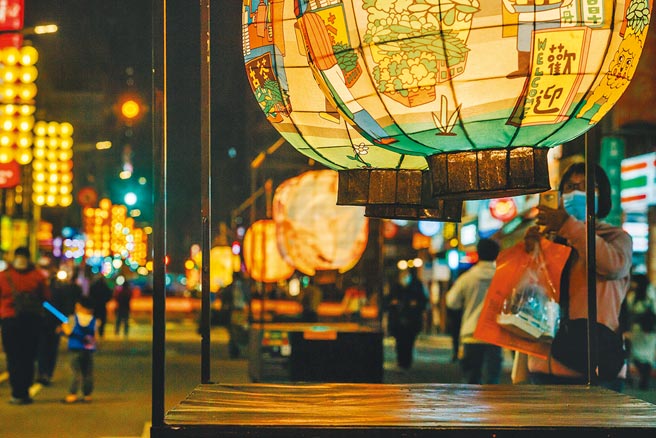 2021台北燈節「七彩八寶新世界」17日點燈，連續十天於萬華火車站前廣場、艋舺公園周邊登場，不少民眾攜家帶眷前來觀賞。（郭吉銓攝）