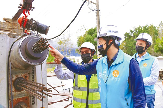 新農兵橋施作預力梁預力混凝土作業，事關橋梁結構的安全，花蓮市長魏嘉賢到場了解施作過程。（花蓮市公所提供／王志偉花蓮傳真）