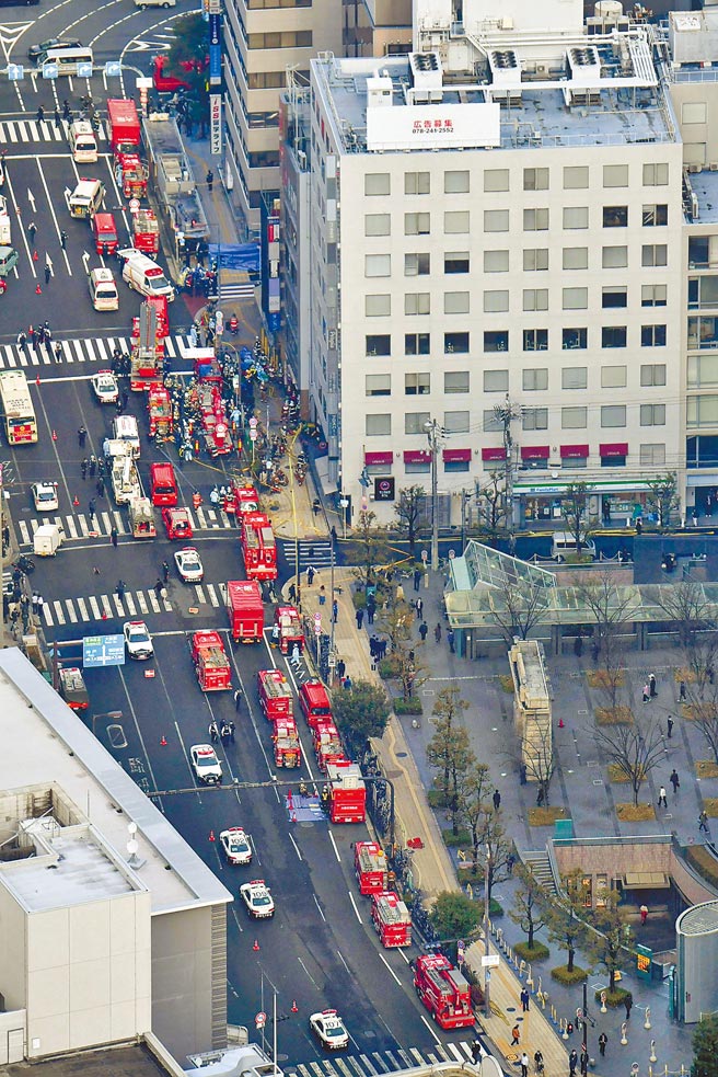 日本大阪北區曾根崎新地一棟大廈，昨日上午10時許發生火災，日本消防單位出動75輛消防車前往灌救，火勢雖然在30分鐘撲滅，但仍造成至少24人死亡。（美聯社）