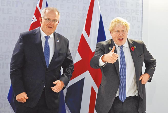 英国和澳洲16日在视讯仪式上签订自由贸易协议（FTA），未来预计每年将创造超过100亿英镑（约新台币3780亿元）的贸易规模。图为澳洲总理莫里森（左）与英相强森（右）合影。（美联社）
