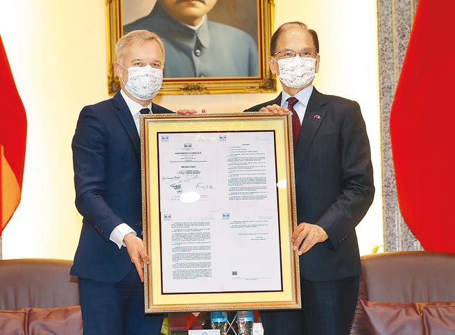 法國國民議會友台小組主席戴扈傑（左）17日拜會立法院長游錫堃（右）並致贈「友台決議文」。（姚志平攝）