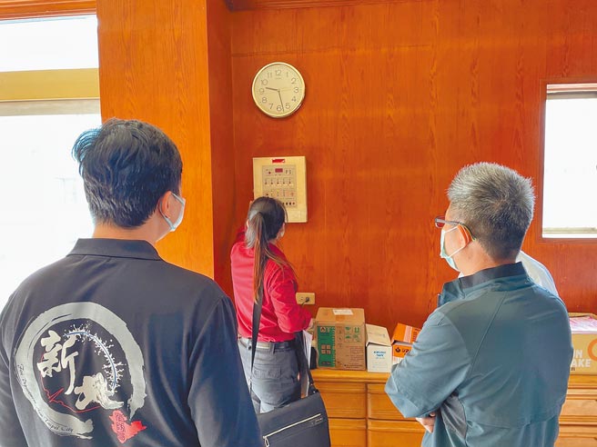 新北市議會昨三讀審議通過火災預防自治條例，規定轄區KTV等八大場所火警受信總機不得強制關閉。（新北市消防局提供／陳慰慈新北傳真）