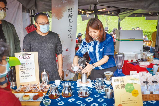 碧潭风景区东岸广场18、19日举办「第7届咖啡爽节x新北希望市集」展售活动，除有咖啡冲煮竞赛，咖啡品牌也于现场摆摊。（新北市农业局提供／陈慰慈新北传真）