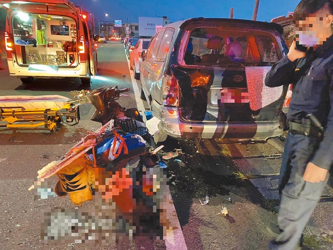 桃園市李姓男子騎機車載其母行經新埔鎮文山路亞東段，疑似自撞路邊停放車輛，造成兩死車禍。（翻攝照片／莊旻靜新竹傳真）