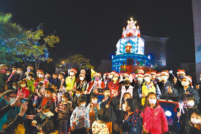 彰化月影灯季开锣,17日晚间在彰化县立美术馆广场准备耶诞树，彰化县长王惠美和嘉宾们共同点灯。沿着美术馆上山，共布置八座灯区，处处有亮点，让八卦山光采璀璨。（吴敏菁摄）