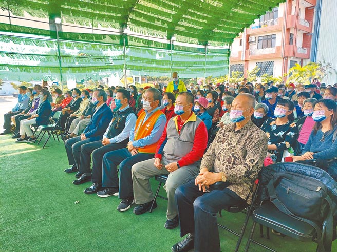 「让爷奶成为心中的宝」公益演唱会在彰化田中口罩观光工厂户外区登场，现场受邀的400位社区长者、荣家爷爷们沉醉在优美歌声中。（谢琼云摄）