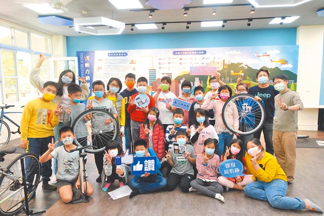 南投國中職探中心設備像是有自行車維修設備、POS點餐系統、商品攝影設備、攝影棚、樂高機械設計等等，南投國中表示，未來會在暑期推出各式課程，讓學生真實體驗各種職業，並了解其中所需能力。（校方提供／吳建輝南投傳真）