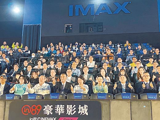 嘉義市in89豪華影城開幕，市長黃敏惠（前排右四）及各界人士稱讚電影新科技聲光效果。（廖素慧攝）