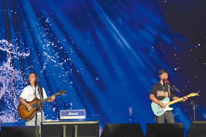 台南耶誕跨年舉辦3場演唱會，首場「原聲草地音樂會」19日由動力火車、戴愛玲、Matzka等人氣歌手登場演唱。（台南市政府提供／程炳璋台南傳真）