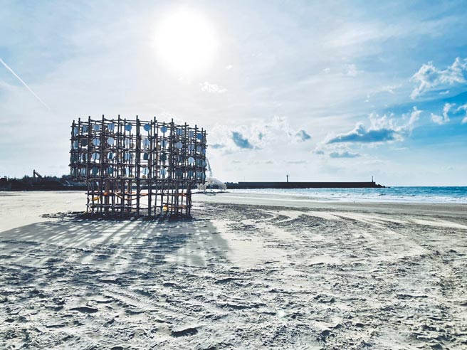 屏东落山风艺术季25日登场，今年以「风情万种」为题展出18组大型装置艺术，车城海口港的无人沙滩将成为打卡热点。（谢佳潾摄）