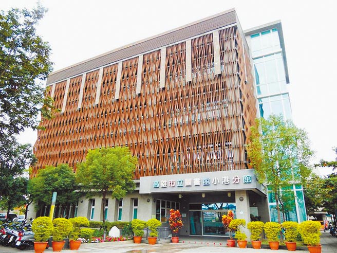 高雄市立图书馆小港分馆外包清洁员张简妇人拖地时忘记摆放警告牌，害姚姓女子摔倒，高雄地院依过失伤害罪处罚金1万元、可易服劳役10天。民事部分，张简妇人须赔偿9万5000元，可上诉。（本报资料照片）