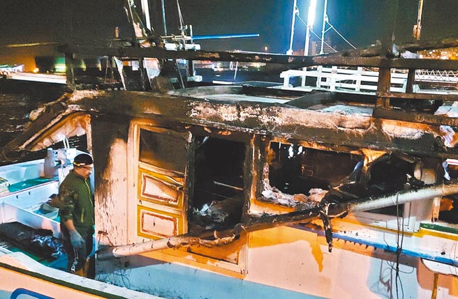 澎湖籍漁船 「信海發號」深夜海上火燒船，澎湖海巡隊馳往救援。（澎湖海巡隊提供／陳可文傳真）