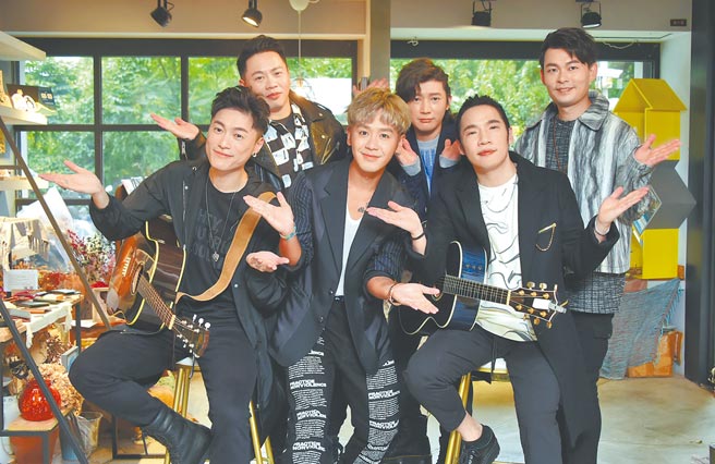 鼓鼓（左3）昨出席記者會力挺SOWHAT回歸歌壇。（星創意行銷提供）