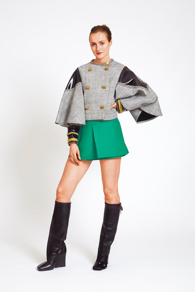 《世界上最烂的人》女星蕾娜特瑞因斯夫穿着LV灰色披肩搭配绿色短裙，甜美俏丽。（LV提供）