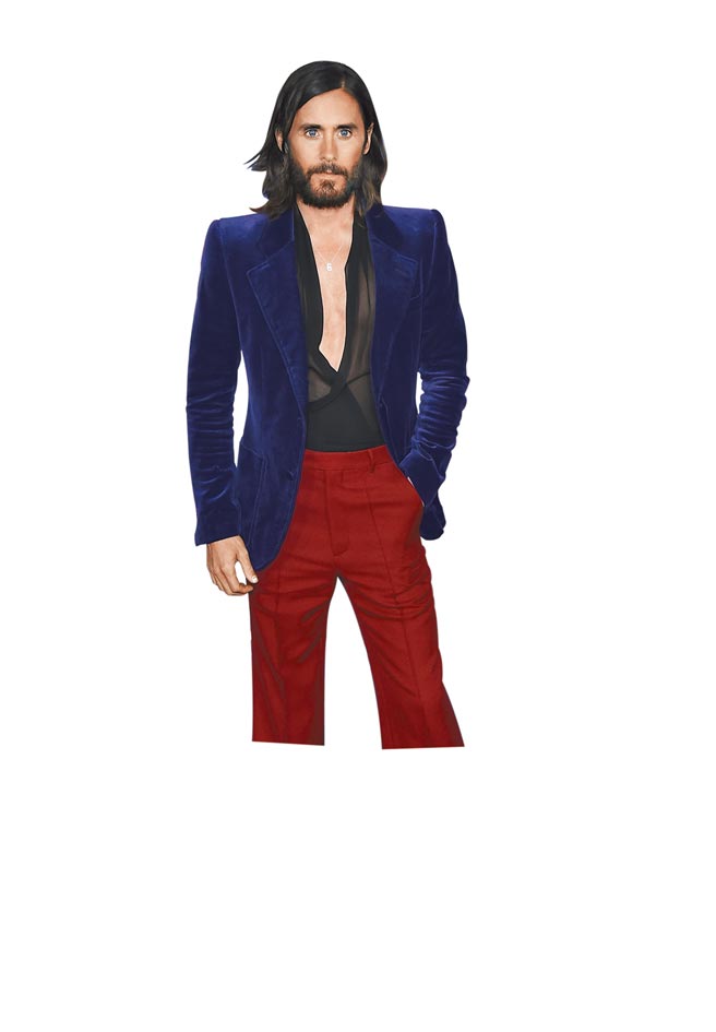 杰瑞德雷托用Gucci黑色透肤衬衫、紫色丝绒外套配上红裤，展现摇滚率性。（美联社）