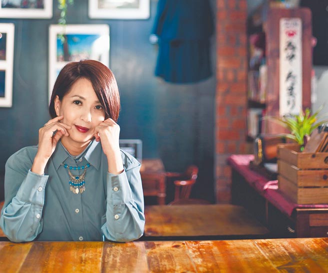 何方欢庆出道30周年，推出新专辑，开心分享近况。（罗永铭摄）