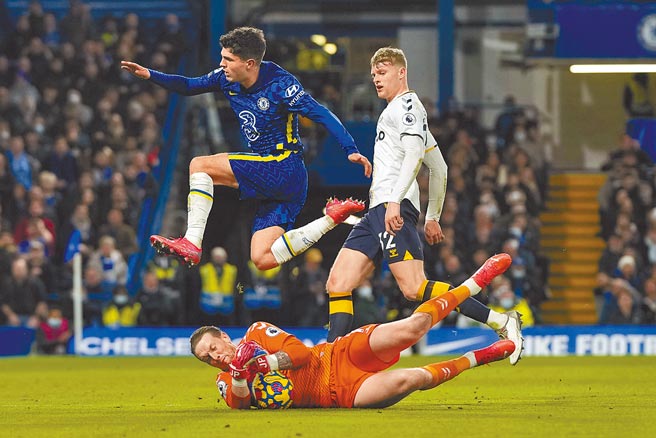 切爾西前鋒普利希克（左）殺入禁區，艾佛頓門將皮克佛（下）先一步將球沒收。（美聯社）