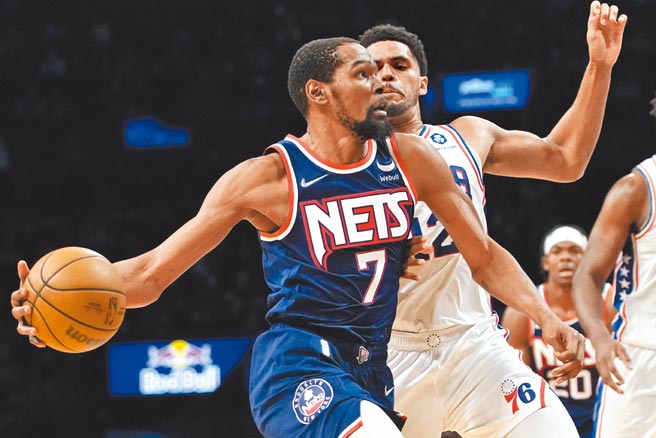 籃網前鋒杜蘭特（左）對七六人攻下34分。（美聯社）