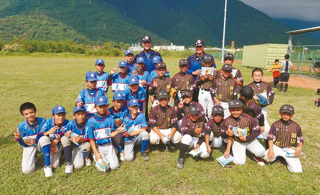 高国辉（后排左）相隔4年再度出席关怀杯，与高国庆（后排右）组成「高国兄弟檔」，担任同组监场人员。（毛琬婷摄）