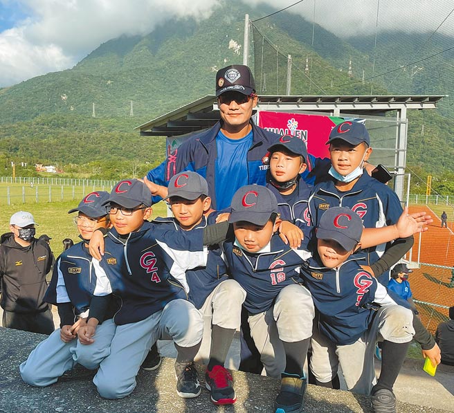 王胜伟（中后）出席关怀杯与小球员一同合影。（毛琬婷摄）