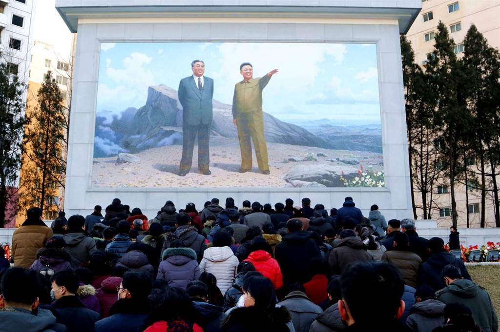 北韩民众在17日金正日逝世10週年纪念日上参拜金日成与金正日的画像。（图／美联社）(photo:ChinaTimes)